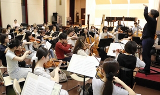 記念演奏を前に入念に音合わせをする学生ら＝西宮市岡田山、神戸女学院大