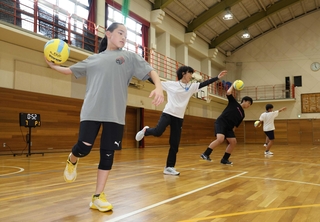 コベカツ実証事業として行われたドッジボールの練習。民間の指導者のもと、中学生が基礎から体験した＝神戸市垂水区星陵台４（撮影・小林良多）