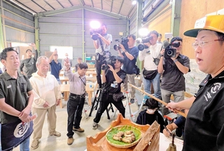 テレビカメラの並ぶ中、丹波篠山産マツタケの初競りがあった＝丹波篠山市郡家