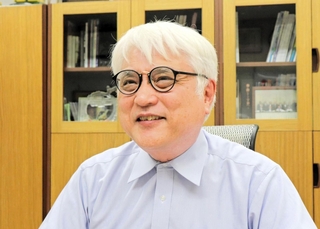 北川進氏のノーベル化学賞受賞を受けて、喜びを語る理化学研究所放射光科学研究センターの石川哲也センター長＝８日夜、兵庫県佐用町光都１