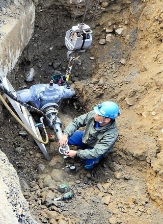 水道管の更新工事。各地で老朽化が進む＝朝来市内