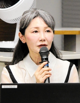 遺言書の重要性について語るメディカルリサーチ代表取締役の圓井順子さん＝東京・丸の内の甲南大ネットワークキャンパス東京