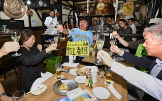 村上春樹さんの受賞はならなかったが、来年に向けて乾杯するファンたち＝９日夜、神戸市中央区中山手通２（撮影・大田将之）