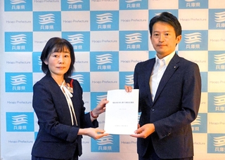 兵庫県職員の給与などに関する勧告書を斎藤元彦知事（右）に手渡す県人事委員会の大久保和代委員長＝１０日午前、神戸市中央区、兵庫県庁