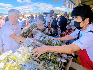 販売が解禁された黒枝豆を買い求める客ら＝１０日午前、丹波篠山市東吹