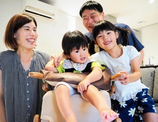 織田凌太朗ちゃん（中央）とその家族。凌太朗ちゃんは腰が据わらず、目もほとんど見えないが、韓国の人気音楽グループＢＴＳの曲が流れるとうれしそうに笑うという＝明石市内