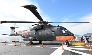 搭載されたヘリコプター＝１０日午前、神戸市中央区のポートアイランド（撮影・斎藤雅志）