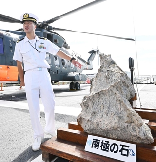 見学者向けに展示された南極の石＝１０日午前、神戸市中央区のポートアイランド（撮影・斎藤雅志）