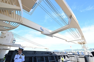 荷物を積み下ろすためのクレーン＝１０日午前、神戸市中央区のポートアイランド（撮影・斎藤雅志）