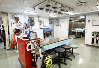 砕氷艦「しらせ」の医務室。手術室（右奥）も備えられている＝１０日午前、神戸市中央区のポートアイランド（撮影・斎藤雅志）