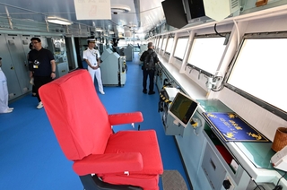 砕氷艦「しらせ」の艦長席＝１０日午前、神戸市中央区のポートアイランド（撮影・斎藤雅志）