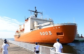 神戸港に入港する砕氷艦「しらせ」＝１０日午前、神戸市中央区のポートアイランド（撮影・斎藤雅志）