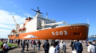 神戸港に入港した砕氷艦「しらせ」＝１０日午前、神戸市中央区のポートアイランド（撮影・斎藤雅志）