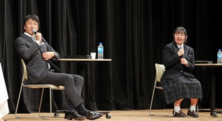 在校生を交え、学校生活などを振り返る朝原宣治さん（左）＝神戸文化ホール