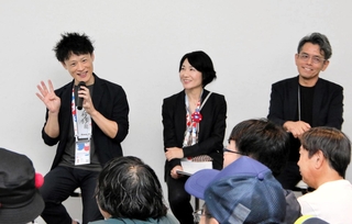 パビリオン「未来の都市」の展示物をカワサキワールドに移設する計画を発表する川崎重工業の村上敬祐大阪・関西万博推進課長（左端）ら＝大阪市此花区の夢洲