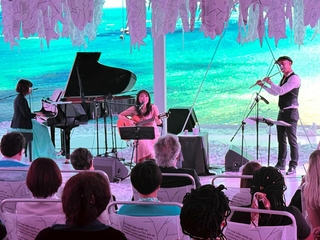 閉幕パーティーでボサノバを披露する小野リサさん（中央）＝大阪市此花区の夢洲