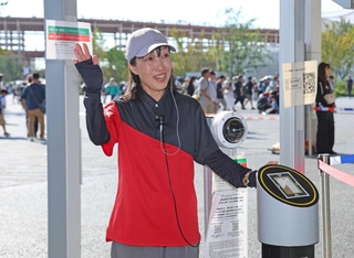 ゲートで来場者のおもてなしを担当する香川房子さん＝大阪市此花区の夢洲（撮影・丸山桃奈）