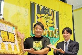 史上最速のリーグ優勝を決めた試合の中継を担当した桜井祐貴ディレクター（左）と村上昂輝アナウンサー＝神戸市中央区東川崎町１、サンテレビ