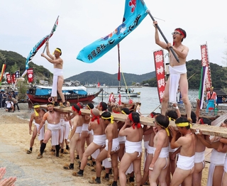 浜辺で伝統のバタカケを披露する氏子ら＝１２日午後、赤穂市坂越（撮影・辰巳直之）