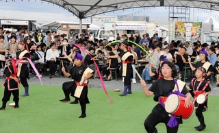 エイサーの演舞で盛り上がる会場＝尼崎市船出