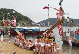 浜辺で伝統のバタカケを披露する氏子ら＝１２日午後、赤穂市坂越（撮影・辰巳直之）