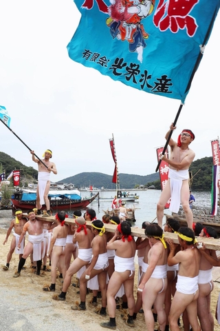 浜辺で伝統のバタカケを披露する氏子ら＝１２日午後、赤穂市坂越（撮影・辰巳直之）