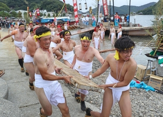 伝統のバタカケを披露し、気勢を上げる氏子ら＝１２日午後、赤穂市坂越（撮影・辰巳直之）
