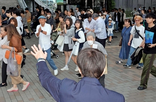 神戸の市街地で始まった選挙戦＝１２日午後、神戸市中央区三宮町１（撮影・吉田敦史、画像の一部を加工しています）