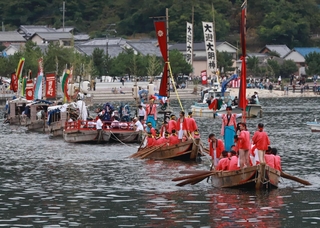 生島に向けて坂越湾内を巡行する和船団＝赤穂市坂越沖（撮影・辰巳直之）