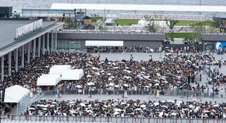 閉幕日を迎え、西ゲートで入場待ちする人たちの列＝１３日午前１０時８分、大阪市此花区の夢洲（撮影・鈴木雅之）