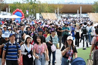 東ゲートから入場する来場者＝１３日午前、大阪市此花区の夢洲（撮影・大田将之）