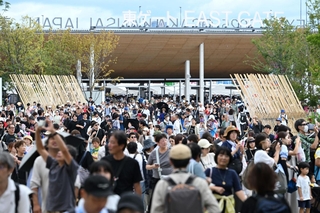 東ゲートから入場する来場者＝１３日午前、大阪市此花区の夢洲（撮影・大田将之）