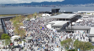 閉幕日を迎え、多くの人が詰めかける大阪・関西万博の会場＝１３日午前１０時１９分、大阪市此花区の夢洲（撮影・鈴木雅之）