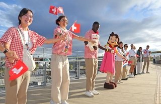 大屋根リングの上で手をつなぎ連帯を表現する各国のスタッフ＝13日朝、大阪市此花区の夢洲（撮影・岩崎昂志）