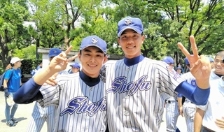 高校野球最後の試合を終え、写真に納まる須磨翔風高時代の才木浩人投手（右）と中野克己さん＝２０１６年７月、尼崎市（中野克己さん提供）