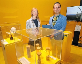 展示の前で神戸学院大の岡部芳彦教授（右）に譲渡合意書を交わすウクライナパビリオンのインナ・イリナ館長＝大阪市此花区の夢洲