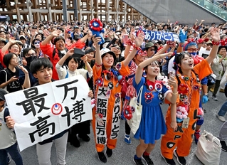 大阪・関西万博の閉幕を惜しむ来場者たち＝１３日午後、大阪市此花区の夢洲（撮影・大田将之） 