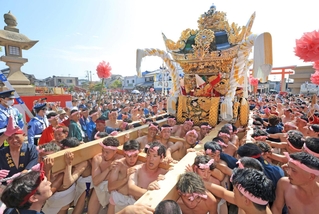 松原八幡神社の前に到着した東山地区の屋台＝１４日午前、姫路市白浜町（撮影・吉田敦史）
