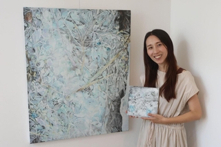 恐山で見た水路から着想して「消えゆくもの、咲きゆくもの」を描いた山邉杏さん＝大阪府吹田市の自宅で