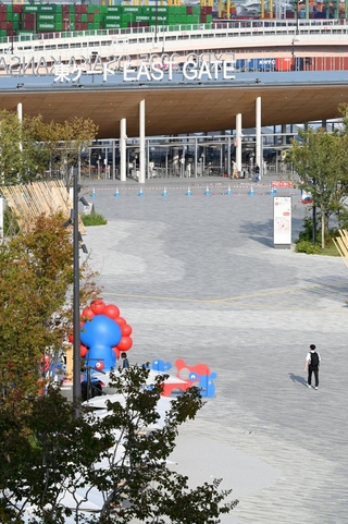 閑散とする大阪・関西万博会場の東ゲート周辺＝１４日午後、大阪市此花区の夢洲（撮影・斎藤雅志）