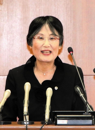 神戸地裁に着任し、会見で抱負を語る徳岡由美子新所長＝神戸市中央区橘通２