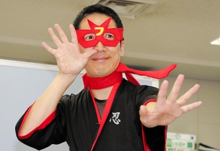 こどもだけ寄席をＰＲするラクゴニンジャさん＝兵庫県庁