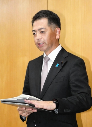 兵庫県議による政務活動費の不適切支出について説明する山口晋平議長＝14日午後、県庁