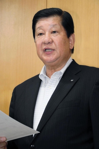 政務活動費の不適切支出について経緯を説明する石川憲幸県議＝１４日午後、兵庫県庁