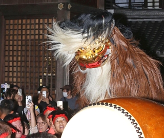 力強く舞い踊る毛獅子＝14日夜、姫路市大塩町汐咲１、大塩天満宮（撮影・後藤亮平）