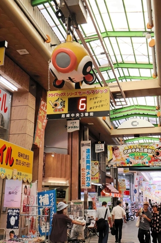 クライマックスシリーズ仕様に張り替えられ、マジック６が点灯した尼崎中央三丁目商店街のボード＝尼崎市神田中通３