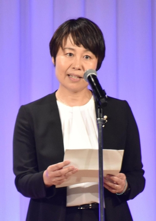 新聞協会賞を受け、スピーチする神戸新聞の中島摩子・阪神総局デスク兼編集局編集委員＝１５日午後、東京都千代田区