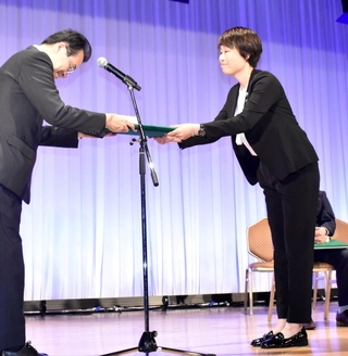 表彰を受ける神戸新聞の中島摩子・阪神総局デスク兼編集局編集委員＝１５日午後、東京都千代田区