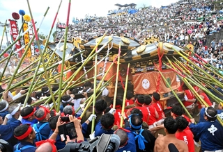 ３基の神輿をぶつけ合う中村地区の氏子ら＝１５日午後、姫路市白浜町（撮影・大田将之）