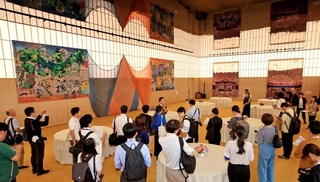 報道陣に公開された迎賓館。宴会などを開くバンケットルームには日本らしさを表現するタペストリーが飾られていた＝１５日午後、大阪市此花区の夢洲（撮影・笠原次郎）